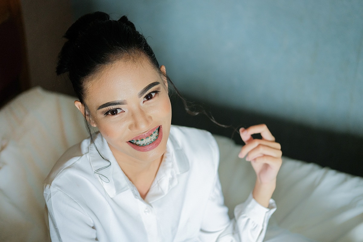 Teenage Mädchen mit feste Zahnspangen